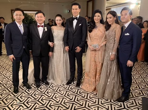 Cựu Thủ tướng Thái Lan Yingluck Shinawatra (váy hồng) cũng tham dự đám cưới