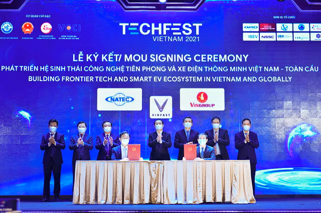 Bộ trưởng Huỳnh Thành Đạt chứng kiến lễ ký kết Phát triển hệ sinh thái công nghệ của Vin Group. Ảnh: VGP/Nhật Bắc.