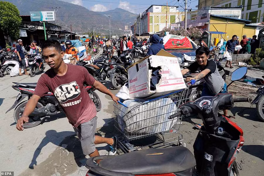 Mang đồ ra khỏi siêu thị