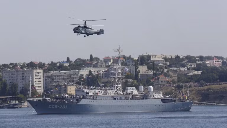Tàu trinh sát Priazovye của Hạm đội Biển Đen trong lễ kỷ niệm Ngày Hải quân Nga ở Sevastopol.