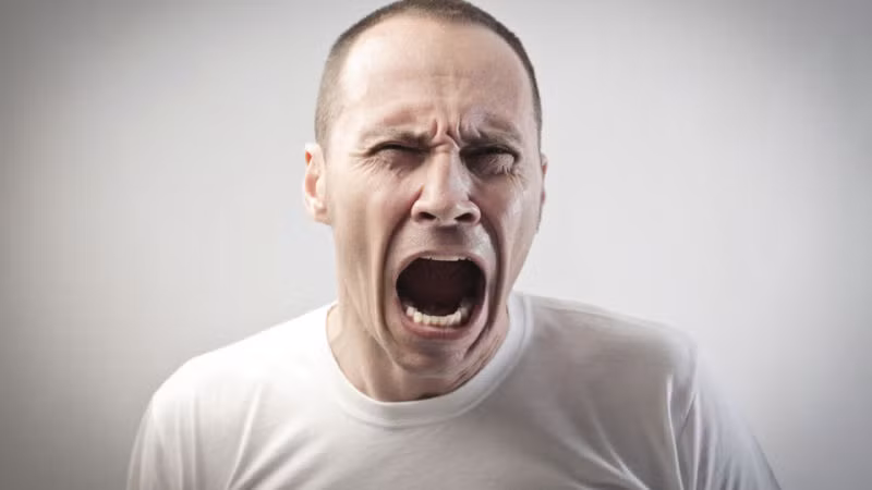 Cảm giác của người bị bệnh trĩ như ngồi trên đống gai.