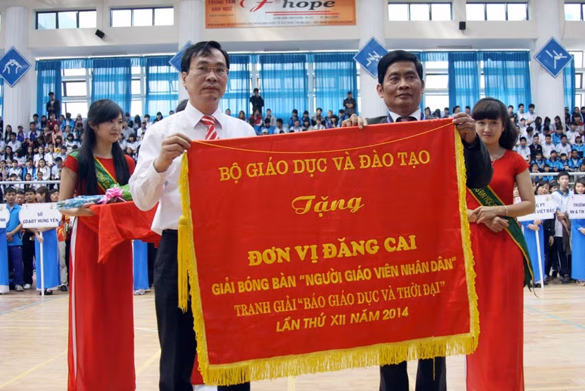 Ông Ngũ Duy Anh tặng cờ lưu niệm cho đại diện đơn vị đăng cai – Trường ĐH Đà Lạt