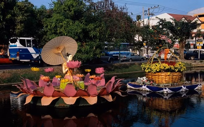 Cứ mỗi độ xuân về, khi thời tiết thật mát mẻ và các loài hoa đua nhau khoe sắc rực rỡ là thời điểm lễ hội hoa ở Chiang Mai, Thái Lan được tổ chức. Đối với những du khách lần đầu tiên đến Chiang Mai, lễ hội hoa là điểm du lịch không thể thiếu trong chuyến hành trình của họ. 