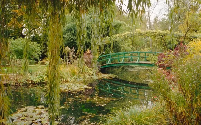 Chỉ cách thủ đô Paris hoa lệ một giờ lái xe, ngôi làng Giverny sở hữu một trong những khu vườn ảo đẹp nhất thế giới. Nơi đây, danh họa Claude Monet đã bỏ ra 30 năm cuối đời để vẽ về khu vườn ảo của mình. Khoảng 300 bức tranh vẽ khu vườn ảo ở Giverny, trong đó có 40 bức tranh khổ lớn, nổi tiếng nhất là hàng loạt những bức tranh vẽ hoa súng. 