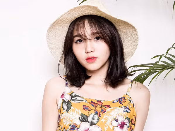 Phong cách thời trang biến hóa đa dạng của hotgirl Linh Kiu