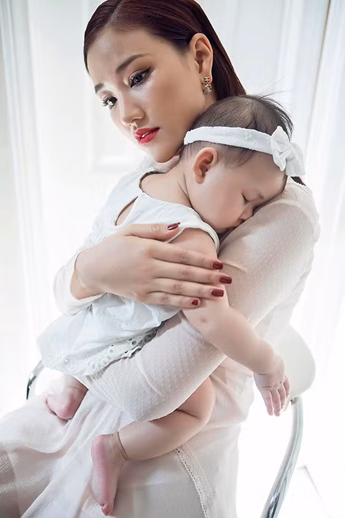 [CaptionMaya vừa cùng con gái cưng hơn 7 tháng tuổi thực hiện một số concept hình ảnh ấn tượng, ý nghĩa. Đây là lần đầu tiên Maya công khai những khoảnh khắc hạnh phúc bên bé Bồ Câu với giới truyền thông trong nước sau thời gian chỉ đăng tải hình ảnh tự chụp lên trang cá nhân.
