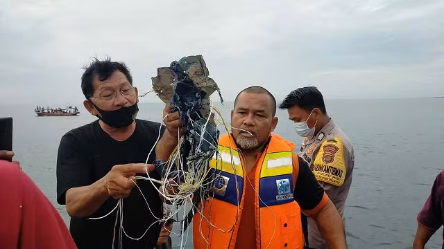 Mảnh vỡ máy bay được tìm thấy.