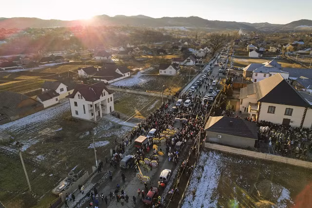 Dân làng diễu hành trên đường phố trong lễ hội Malanka ở Krasnosilka, Ukraine. Ảnh: AP
