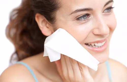 Hãy tìm hiểu kĩ về thành phần của khăn ướt và lựa chọn những sản phẩm có thương hiệu, nguồn gốc rõ ràng