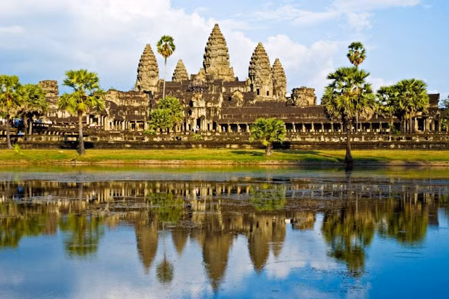 2. Thành phố Xiêm Riệp, Campuchia: Thành phố cũng chính là thủ phủ của tỉnh Xiêm Riệp. Kỳ quan nổi tiếng nhất của thành phố là đền Angkor Wat, di sản văn hóa thế giới. Ngoài ra tại đây du khách còn có thể tham quan nhiều đền chùa, bảo tàng, làng văn hóa của người Campuchia. Với rất nhiều điểm tham quan du lịch, nhưng nơi này vẫn không bị quá tải. Du khách sẽ rất dễ dàng để tiếp xúc với những nền văn hóa tại địa phương.