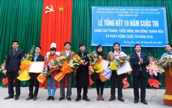 Ban tổ chức khen thưởng các đơn vị tổ chức Cuộc thi Sáng tạo thanh, thếu niên, nhi đồng. Ảnh: Nguyễn Quỳnh