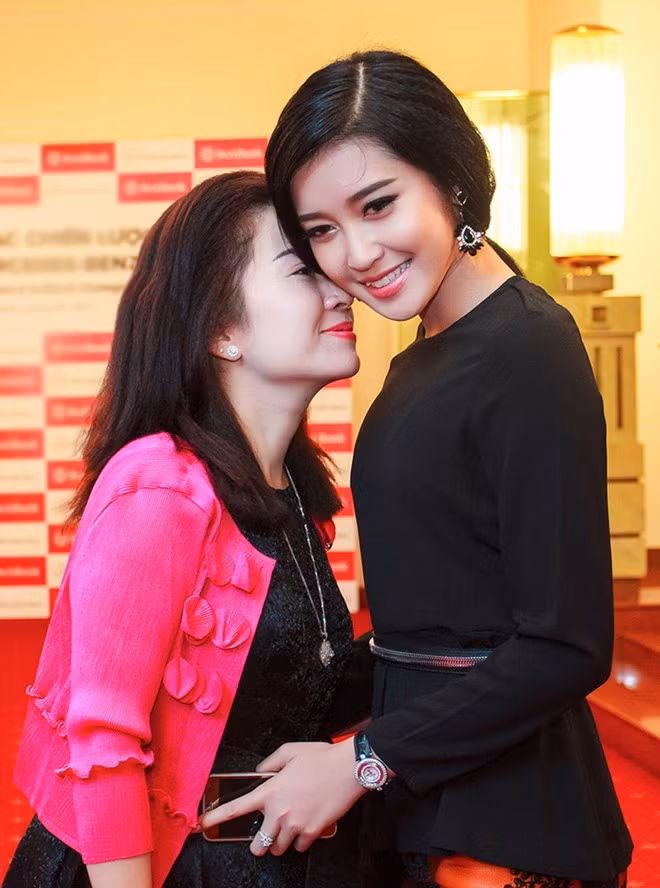 Sau khi giành ngôi Á hậu 1 cuộc thi Hoa hậu Việt Nam 2014, Huyền My nhận được nhiều lời mời tham gia sự kiện và mẹ luôn đồng hành cùng cô trong mọi hoạt động. Ở độ tuổi tứ tuần, mẹ á hậu thu hút sự chú ý bởi vẻ ngoài trẻ trung, thanh lịch. Người đẹp sinh năm 1995 chia sẻ, mẹ chính là stylist của cô. Ảnh: Thành Đạt Những bà mẹ thường xuyên theo con chạy show ở Vbiz