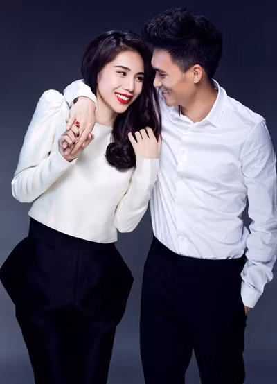 Hàng ngày, hai vợ chồng vẫn nhắn tin hỏi thăm nhau như thời mới yêu để giữ cho cuộc sống hôn nhân luôn lãng mạn. tien-vinh-1-5117-1440556490.jpg