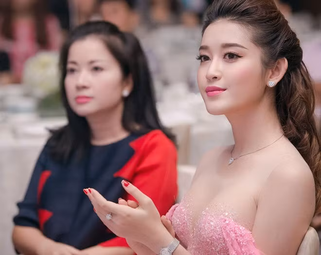 Trong thời gian Huyền My tham gia Hoa hậu Việt Nam, mẹ theo chân cô đến Phú Quốc từ những ngày đầu tiên, hỗ trợ con gái ở mọi khâu như ăn uống, chuẩn bị quần áo... Á hậu tâm sự thêm, hai người rất hợp nhau, đặc biệt ở khoản mua sắm. Cô cũng thường xuyên tâm sự, chia sẻ với mẹ những khúc mắc trong cuộc sống. Ảnh: Chí Linh Những bà mẹ thường xuyên theo con chạy show ở Vbiz