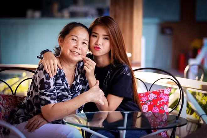 Kể từ ngày Khởi My lên thành phố học và theo đuổi đam mê ca hát, mẹ luôn bên cạnh cô. Hàng ngày, nữ ca sĩ được mẹ chở đi làm, đi diễn bằng chiếc xe gắn máy giản dị. Giọng ca Khóc đêm tâm sự, cô rất sợ mẹ vất vả, phải chờ đợi con gái diễn từ sớm đến khuya. Nhưng bà lại cảm thấy hạnh phúc, yên tâm khi biết con gái đang làm gì. Ảnh: Thành Luân Những bà mẹ thường xuyên theo con chạy show ở Vbiz
