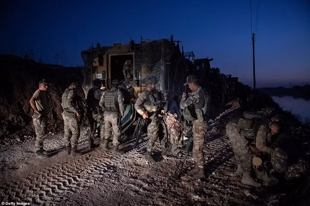 Lực lượng Thổ Nhĩ Kỳ mới xuất hiện ở biên giới Syria hôm qua. Lực lượng Thổ Nhĩ Kỳ mới xuất hiện ở biên giới Syria hôm qua.