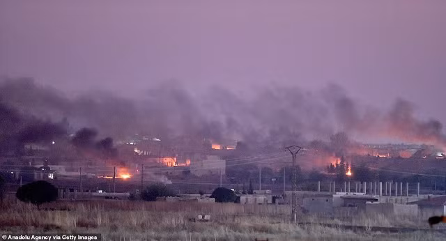 Hỏa lực của Thổ Nhĩ Kỳ dội xuống Syria. Hỏa lực của Thổ Nhĩ Kỳ dội xuống Syria.