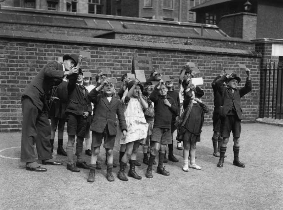 1927: Một thầy giáo hướng dẫn học sinh cách xem nhật thực an toàn ở London (Anh)