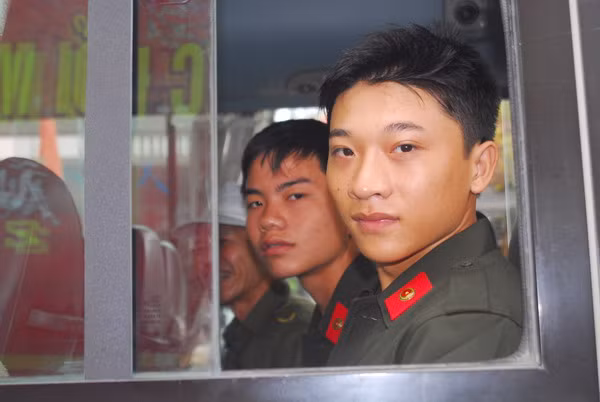 Tân binh lên đường về đơn vị tuyển quân 
