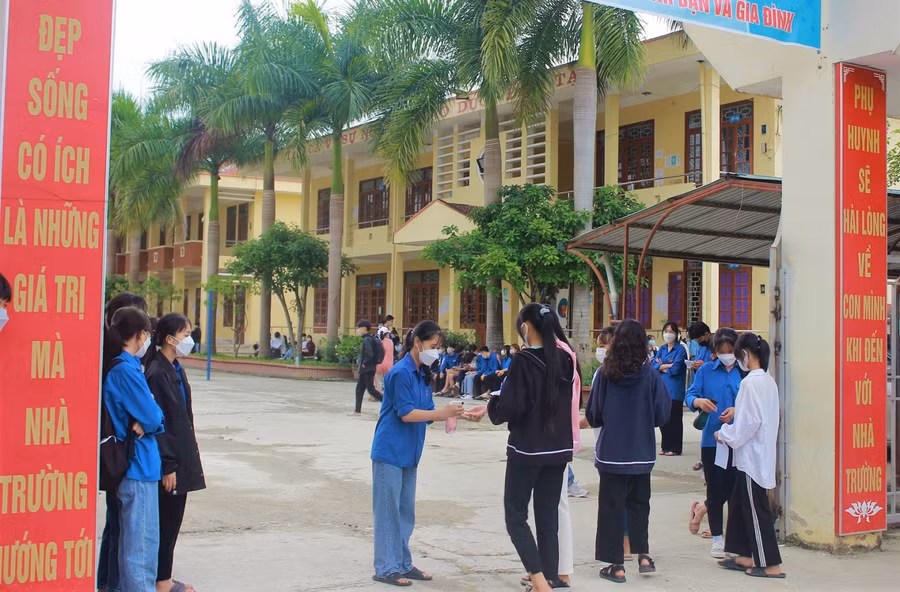 Lực lượng đoàn viên thanh niên Trường THPT huyện Điện Biên hỗ trợ, hướng dẫn thí sinh dự thi.