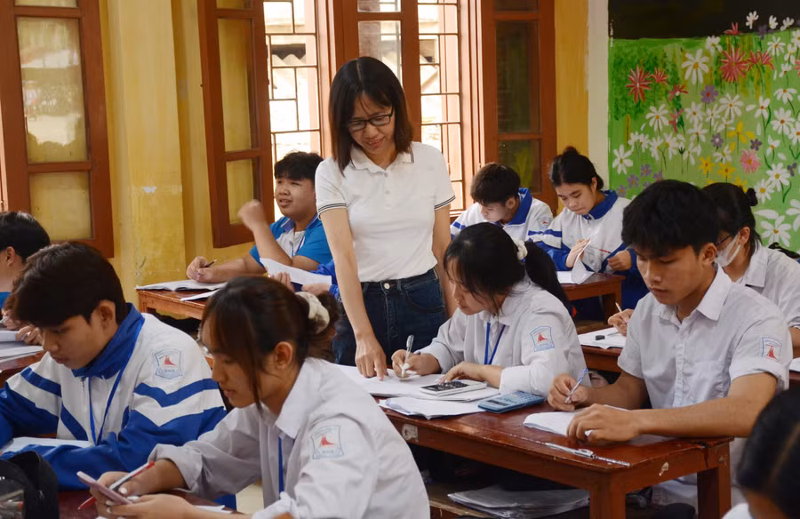 Giờ ôn tập môn Toán của cô và trò lớp 12C1, Trường THPT Thanh Chăn.