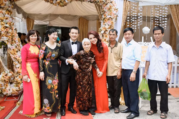 Hoa khôi Thể thao Lại Hương Thảo rạng rỡ trong lễ ăn hỏi