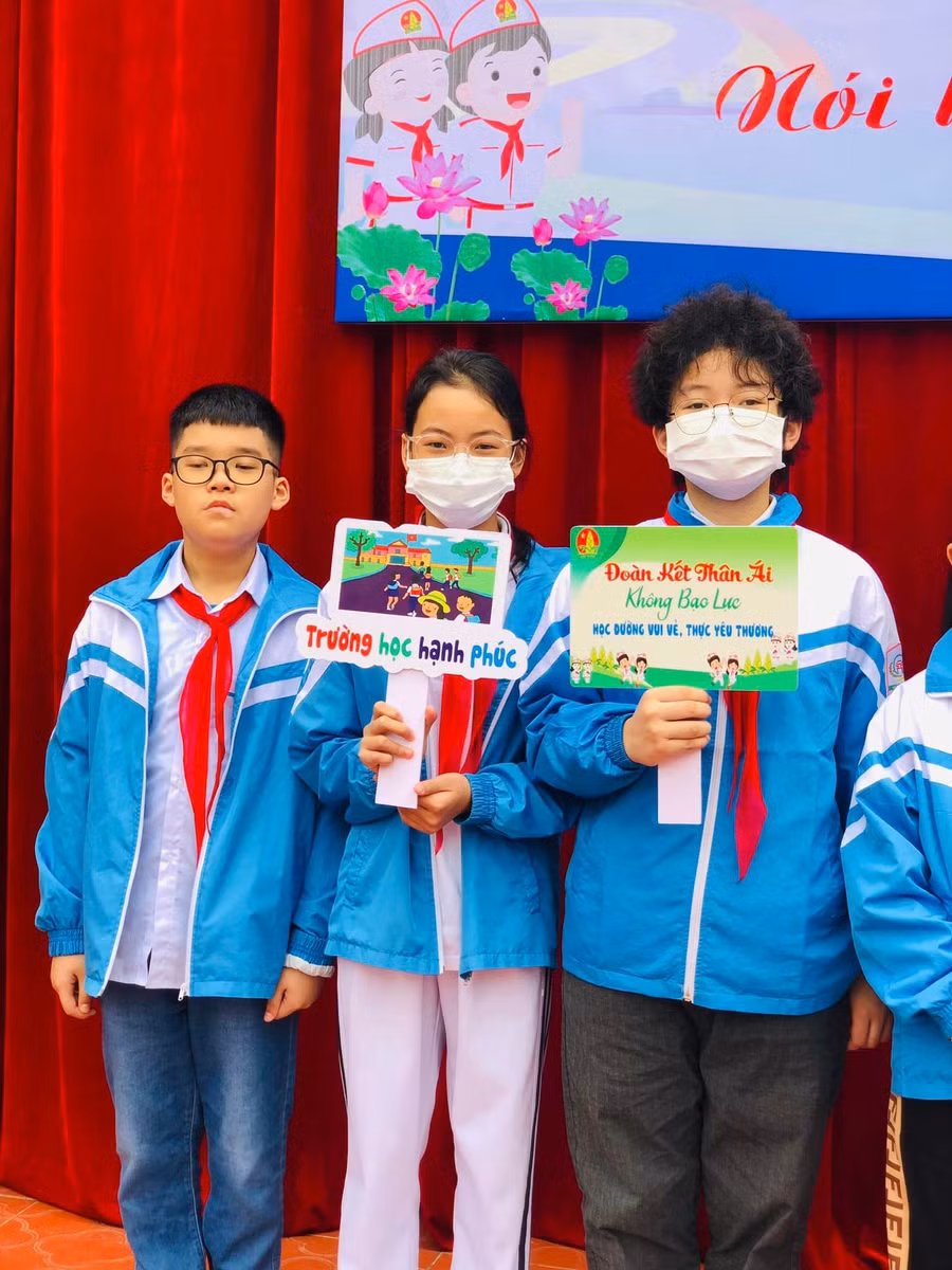 Học sinh Trường Tiểu học Hà Nội - Điện Biên Phủ tham gia diễn đàn "Xây dựng tình bạn đẹp - nói không với bạo lực học đường". Ảnh NTCC.