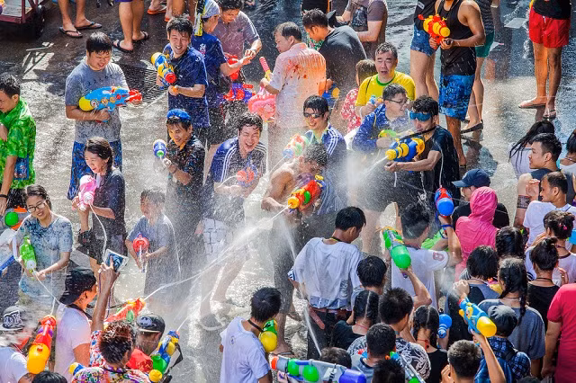 Người Thái Lan với "cuộc chiến phun nước".