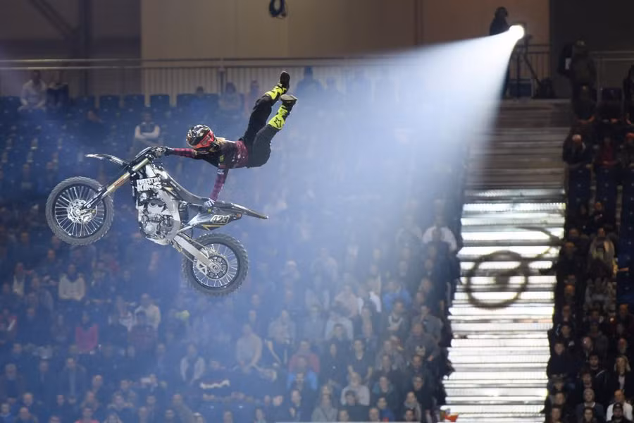 Một vận động viên trong cuộc thi Geneva International Supercross lần thứ 32 ở Thụy Sĩ Một vận động viên trong cuộc thi Geneva International Supercross lần thứ 32 ở Thụy Sĩ