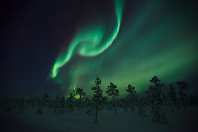 Bắc cực quang và nam cực quang: Vùng Scandinavi phía trên Vòng Bắc Cực và phía bắc Scotland là nơi lý tưởng nhất để ngắm cực quang, còn nam cực quang có thể nhìn thấy ở Nam Phi, New Zealand, Australia và nhất là ở Nam Cực.