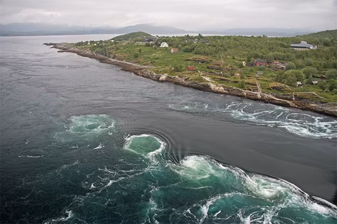 Xoáy nước: Saltstraumen ở Na Uy là nơi có xoáy nước mạnh nhất thế giới, cũng là nơi có thủy triều mạnh nhất trên trái đất. Ngay cả khi mặt biển vẫn hiền hòa thì vẫn có những con sóng ngầm cực kỳ nguy hiểm.