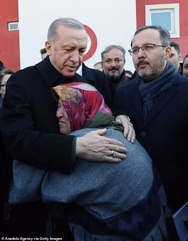 Tổng thống Thổ Nhĩ Kỳ Recep Tayyip Erdogan ôm một nạn nhân động đất.