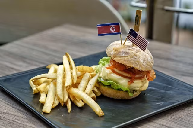 Hai lá cờ Triều Tiên và Mỹ trên bánh hamburger Hai lá cờ Triều Tiên và Mỹ trên bánh hamburger