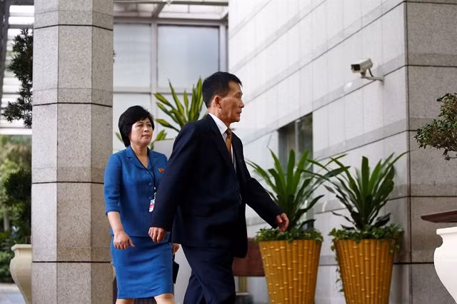 Nhà ngoại giao cao cấp Triều Tiên Choe Kang Il tới khách sạn Ritz Carlton để làm việc với những người đồng nhiệm Mỹ. Ảnh: Reuters