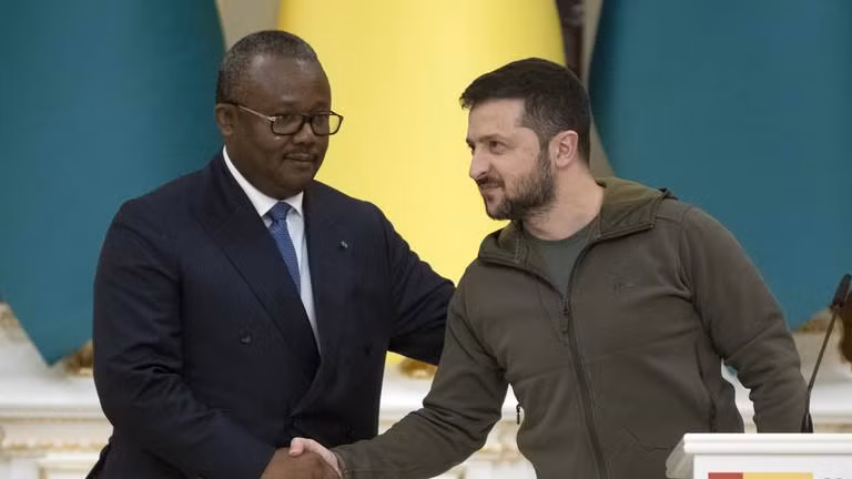 Tổng thống Guinea Sissoco Embalo và người đồng cấp Vladimir Zelensky tại Kiev, Ukraine, ngày 26/10/2022.