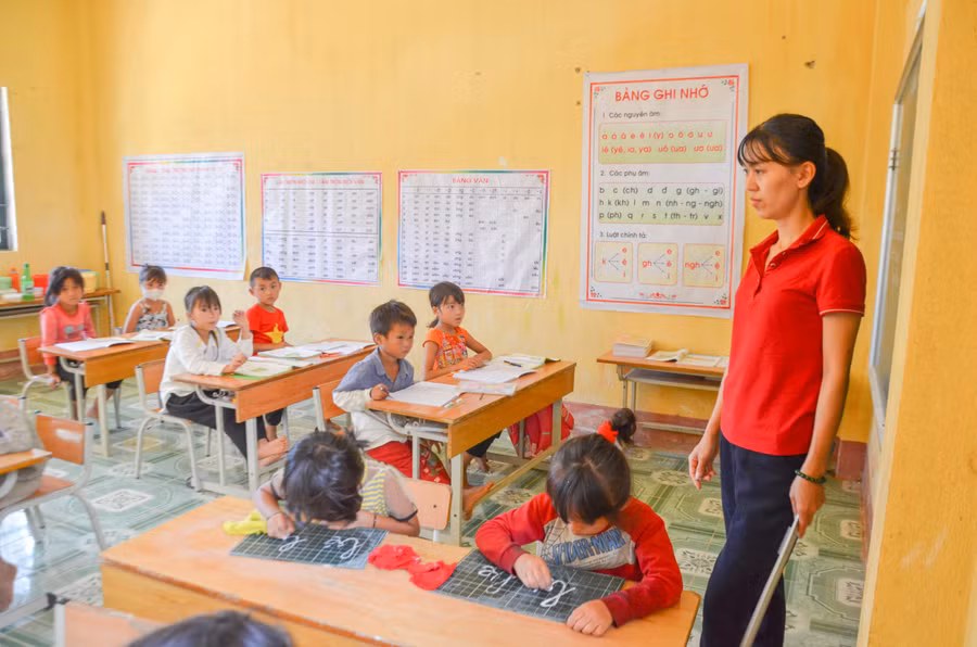 Giáo viên chủ nhiệm lớp ghép có mặt tham gia hỗ trợ giáo viên Tiếng Anh trong việc quản lý học sinh và tổ chức các hoạt động.