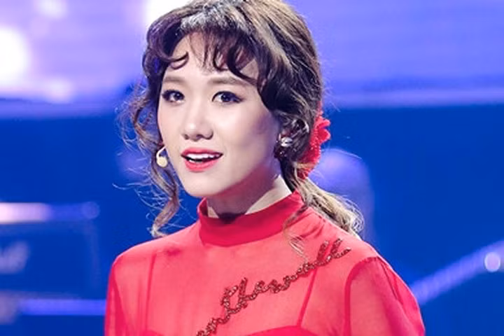 Hari Won được mẹ ruột hộ tống đi làm giám khảo