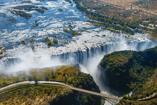 Thác Victoria chảy từ sông Zambezi, giữa Zimbabwe và Zambia, được coi là thác nước lớn nhất thế giới. Thác do David Livingston, một người Scotland khám phá năm 1855 và đặt theo tên nữ hoàng Victoria.