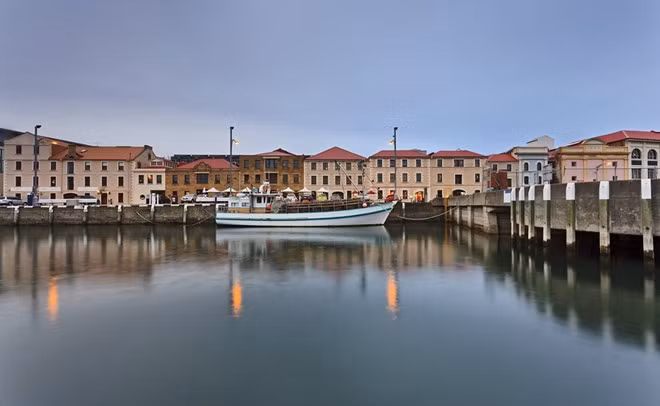 Là thành phố lớn nhất bang Tasmania, Australia, Hobart có vẻ duyên dáng của thành phố cảng lâu đời với những ngôi nhà, khách sạn, quán cà phê nằm dọc cảng, tạo một bức tranh ấn tượng.