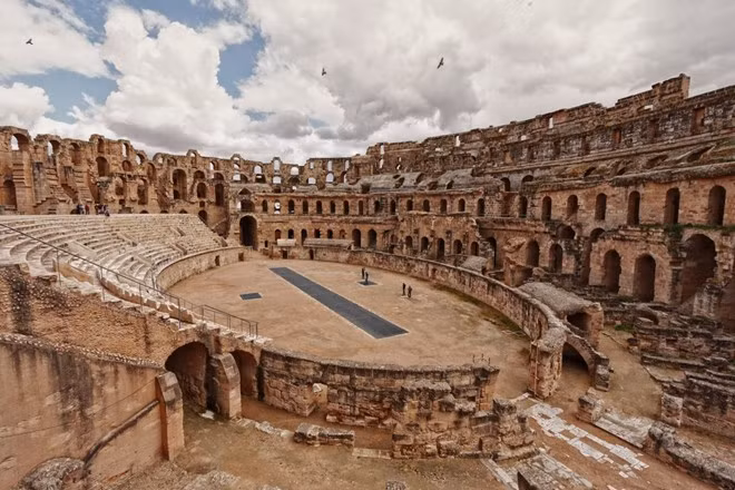Đấu trường La Mã ở El Jem, Tunisia có thiết kế giống đấu trường ở Rome, Italy được xây dựng vào thế kỷ thứ 3, có sức chứa 35.000 người. Đấu trường La Mã ở El Jem, Tunisia có thiết kế giống đấu trường ở Rome, Italy được xây dựng vào thế kỷ thứ 3, có sức chứa 35.000 người.