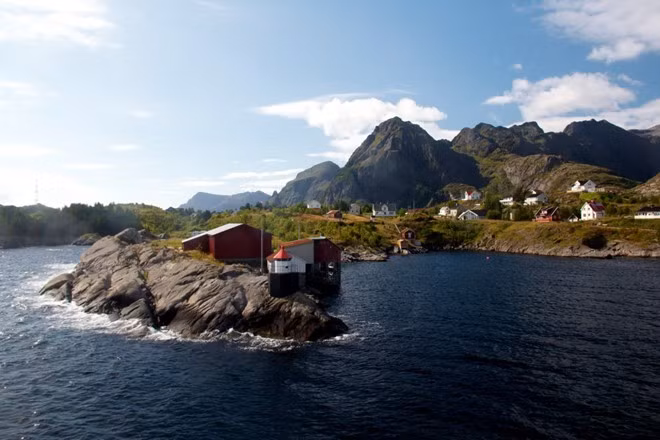 Quần đảo Lofoten của Nauy có vỉa san hô nước sâu lớn nhất thế giới cùng hàng triệu loài chim biển như đại bàng biển, chim cốc, hải âu cổ rụt... Quần đảo Lofoten của Nauy có vỉa san hô nước sâu lớn nhất thế giới cùng hàng triệu loài chim biển như đại bàng biển, chim cốc, hải âu cổ rụt...