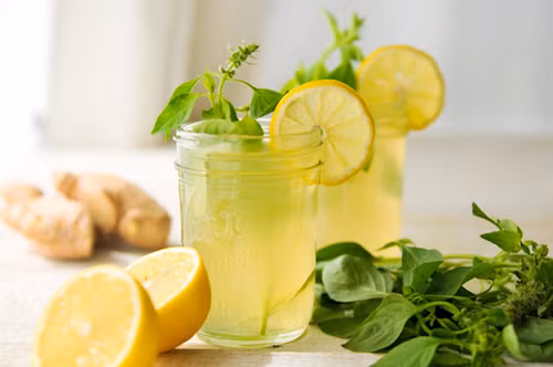 Bà bầu nên sử dụng nước chanh mỗi ngày để tăng cường lượng vitamin C. (ảnh sưu tầm)