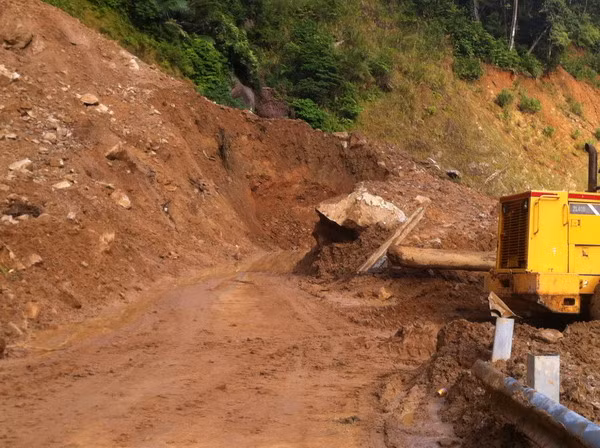Gần 1 tuần tuyến đường bị chia cắt do sạt lở (ảnh, Cường Minh)
