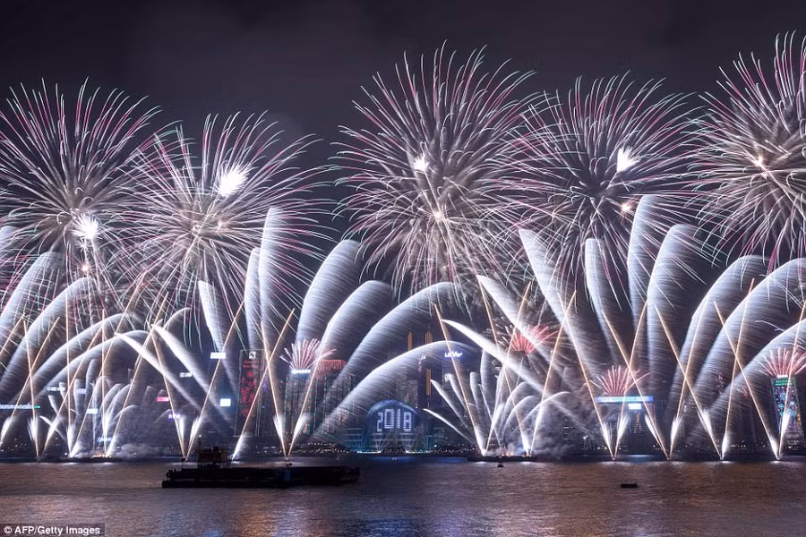 Pháo hoa bùng nổ trên cảng Victoria, Hong Kong