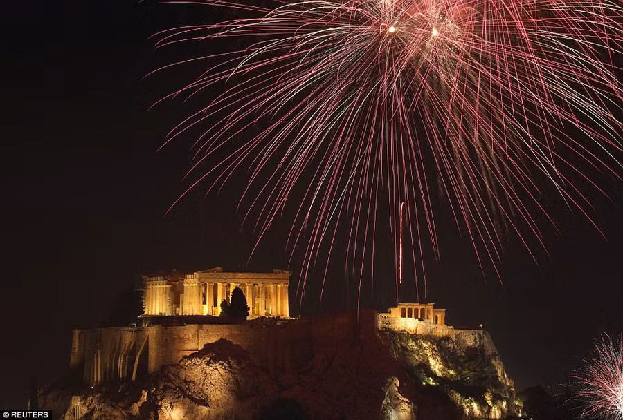 Đền thờ cổ trên đồi Acropolis của Hy Lạp dưới ánh pháo hoa rực rỡ