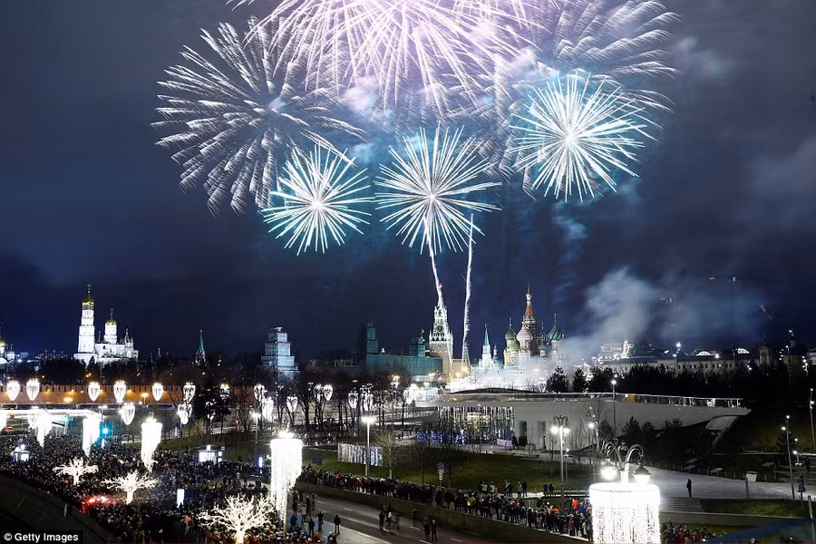 Hàng ngàn người ngắm pháo hoa tại Moscow, Nga