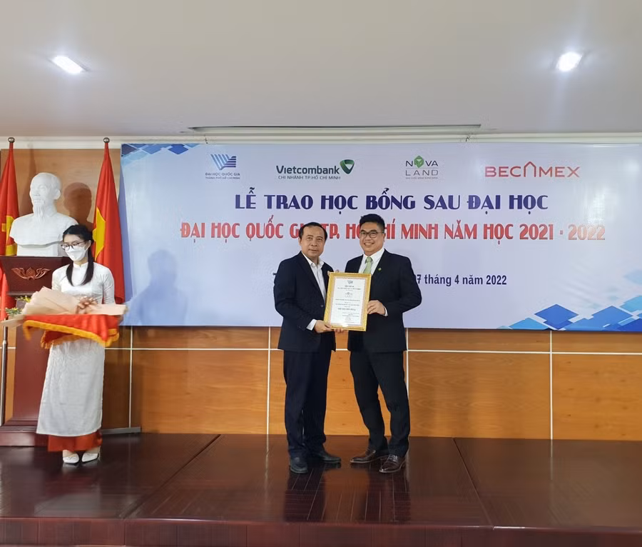 PGS.TS Vũ Hải Quân trao thư và hoa cảm ơn cho ông Bùi Xuân Huy – Chủ Tịch HĐQT Tập đoàn Novaland Group