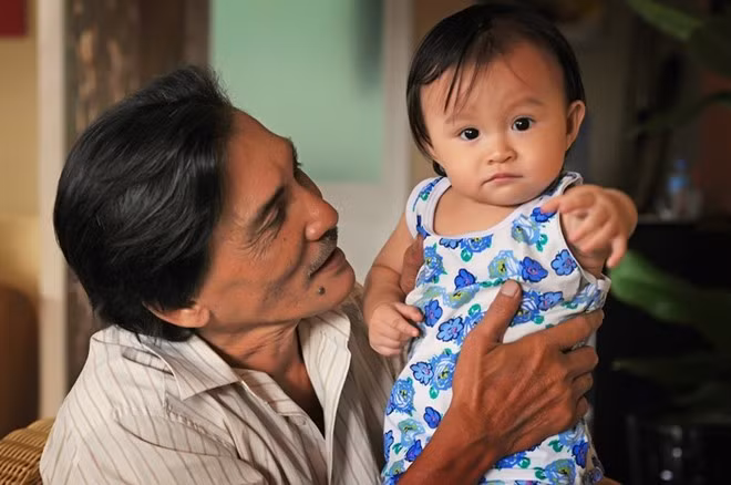 Ở tuổi 59, con gái nhỏ và mái ấm gia đình bên người vợ kém ông 20 tuổi, chính là động lực để Thương Tín trở về với công việc diễn xuất và mưu sinh: “Chỉ cần nghĩ đến cảnh con gái nhỏ không bằng được những đứa trẻ khác là tim tôi thắt lại, tôi đau lắm. Vậy nên còn sức đến đâu tôi sẽ làm tất cả vì con” - ông tâm sự. Sắp tới, Thương Tín sẽ tái ngộ khán giả với vai Trùm Chanh trong phim điện ảnh Già gân, mỹ nhân và găng tơi. Vai diễn này được nhà biên kịch Đức Thịnh nhắm riêng cho ông, với hy vọng đánh dấu sự trở lại của ngôi sao màn bạc năm nào.