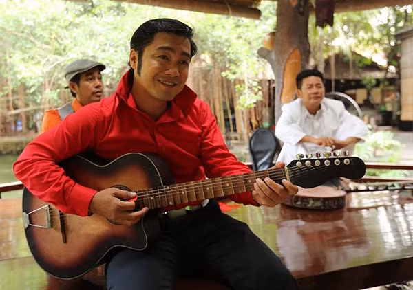 Lý Hùng đã từng đóng cặp với nhiều diễn viên, hoa hậu, mỹ nhân nổi tiếng. Tuy nhiên, ngoài cuộc đời, anh chỉ có một bóng hồng từng song hành, đó là diễn viên nổi tiếng Y Phụng. Hiện tại, ở tuổi ngoài 40, nam diễn viên vẫn độc thân và sống cùng cha mẹ tai Quận 11, TP.HCM: “Trong tình cảm, tôi là người rõ ràng. Khi cảm thấy chắc chắn, chín muồi rồi tôi mới nói ra được. Còn vợ tôi thì không cần đẹp. Tôi muốn cô ấy là người trung thực và đảm đang” - Lý Hùng cho biết.