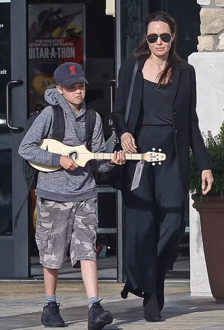Con gai tomboy cua Angelina Jolie hao hung di mua do cung me - Anh 1